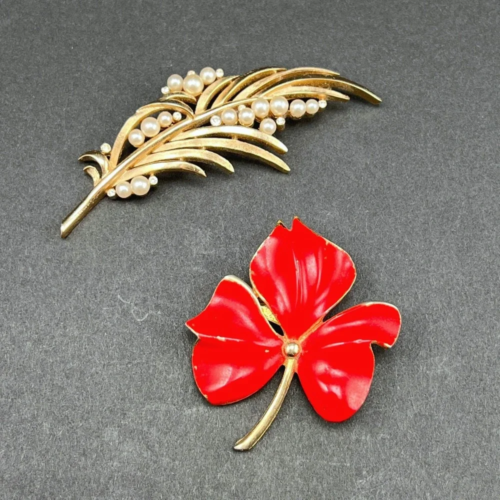 Vintage Brooch Lot Gold Tone Feather Leaf Red‎ Shamrock Crown Trifari Torino